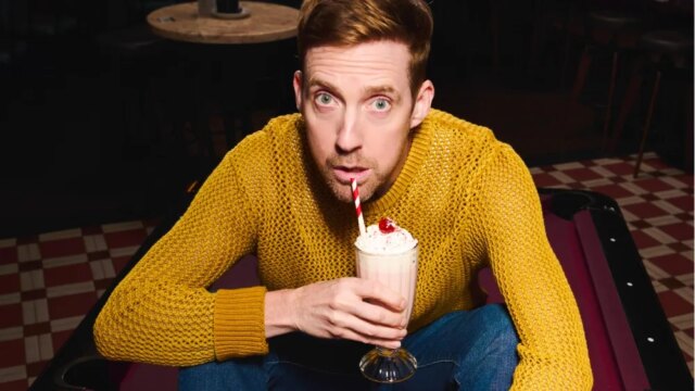 Ricky-Wilson-do-Kaiser-Chiefs-interpretara-Teen-Angel-em-Grease.jpg