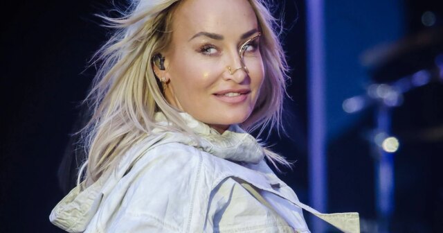 Sarah-Connor-traz-um-fa-ao-palco-a-garota.jpg
