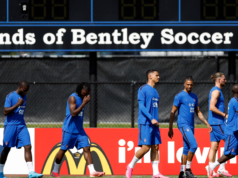 “Somos os reis da adaptação”: trapaceiro, troco, roupa de inverno e primeiro treino, os Blues trabalhando na escola Bentley.