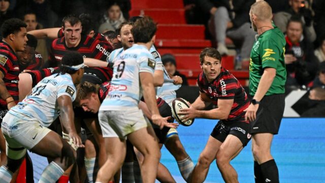Stade-Toulouse-Racing-estudante-enfrentando-mestres-lutadores-colossos-choques-dentro-de.jpg