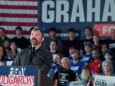 Tatuagens nazistas, casos extraconjugais, mensagens violentas… Quem é Graham Platner, o candidato ao Senado que envergonhou o Partido Democrata?