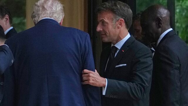 Trump-recebido-em-Versalhes-confronto-estrategia-de-jantar-ou-rigor.jpg
