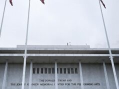 Um juiz dos Estados Unidos rejeitou um pedido tardio para remover o nome de Trump do Kennedy Center