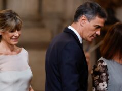 Um tribunal espanhol proibiu a esposa do primeiro-ministro Pedro Sanchez de deixar o país.