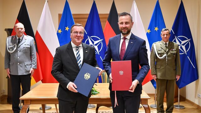 Varsovia-e-Berlim-assinam-um-novo-pacto-de-defesa-35.jpg