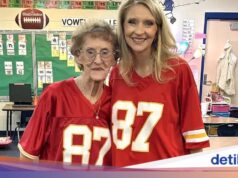 Viral, o ex-professor de 88 anos agora atua como assistente de seus próprios alunos