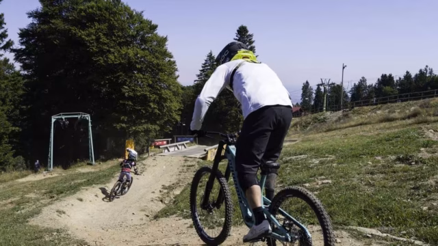 ciclismo-Um-jovem-ciclista-italiano-morreu-apos-ser-atropelado-por.avif