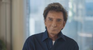 ‘Eles passaram pelas minhas cordas vocais’: Barry Manilow se recupera de uma cirurgia de câncer de pulmão