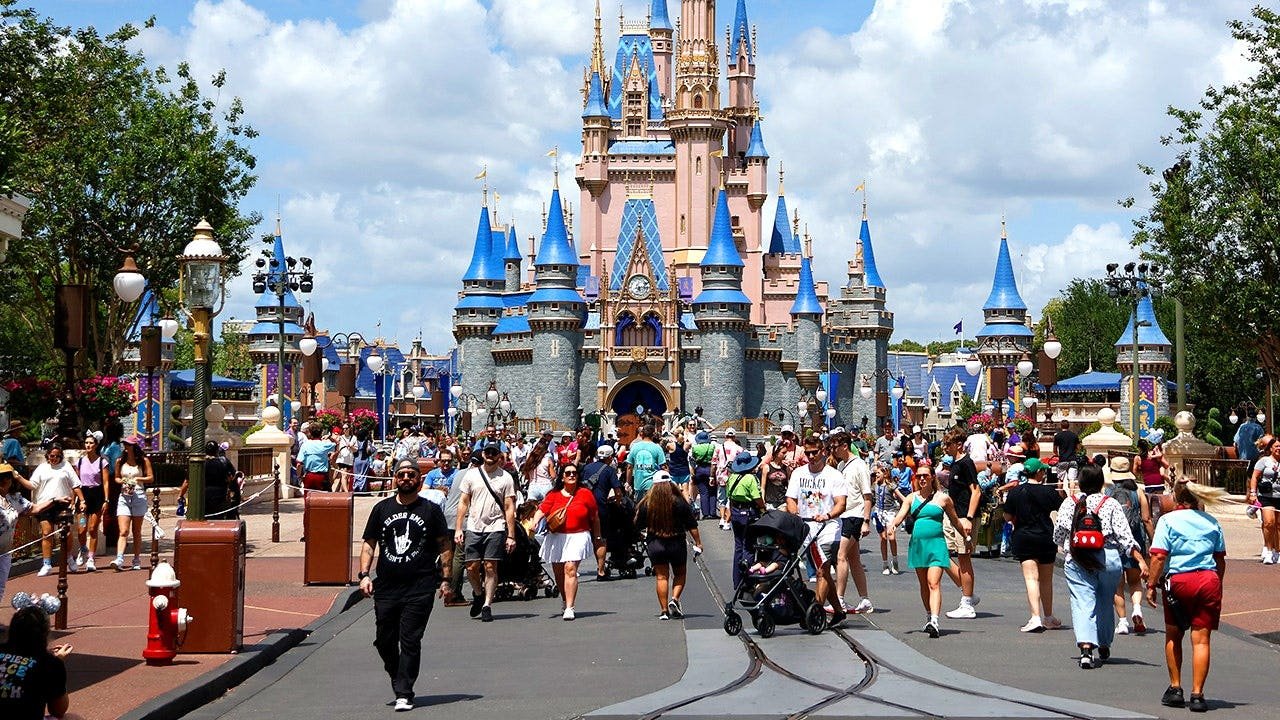 Un hombre con una enfermedad cardíaca preexistente muere después de una experiencia en un viaje en Disney World