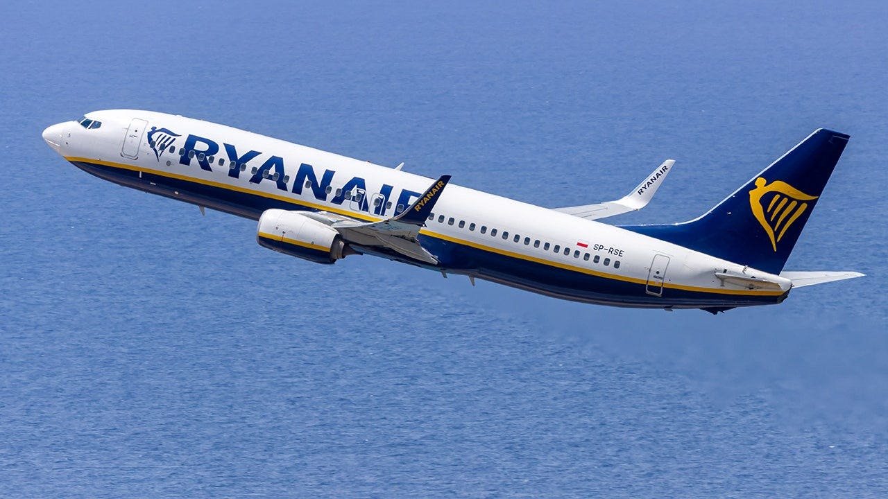 Los expertos revelan cómo un pasajero de un vuelo de Ryanair casi fue succionado por la ventana