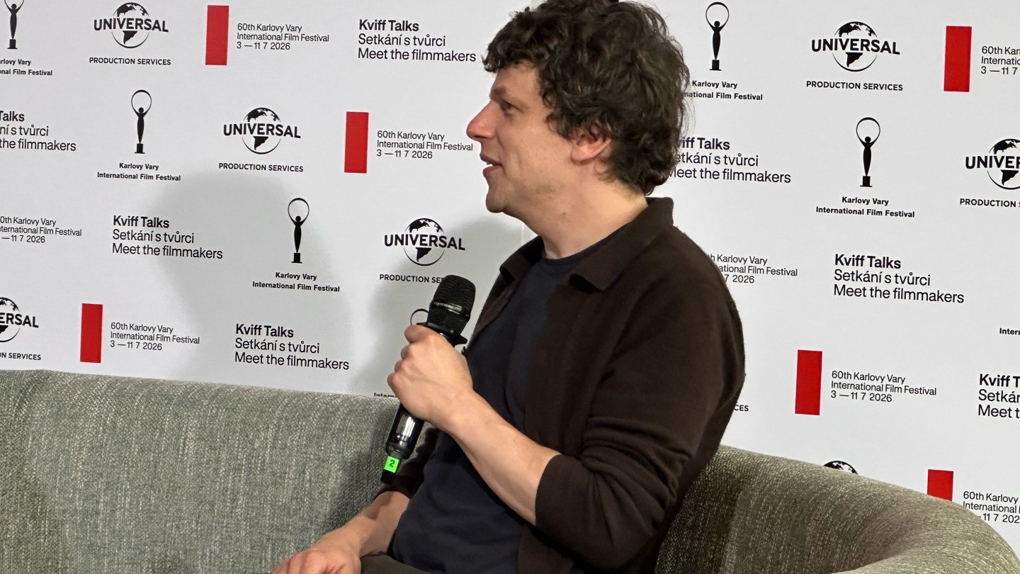Jesse Eisenberg sobre Mark Zuckerberg, Tomando ácido: Karlovy Vary 2026