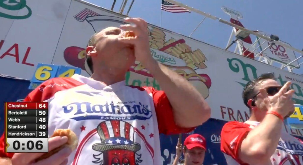 Joey Chestnut Stuffs se enfrenta a la victoria número 18 en el concurso de hot dogs