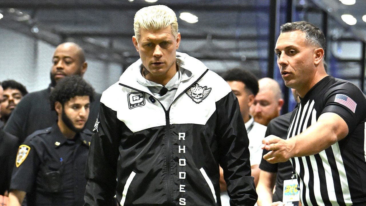 Alguien necesita intervenir y defender la terrible y terrible actuación de Cody Rhodes en las patadas de lugar.