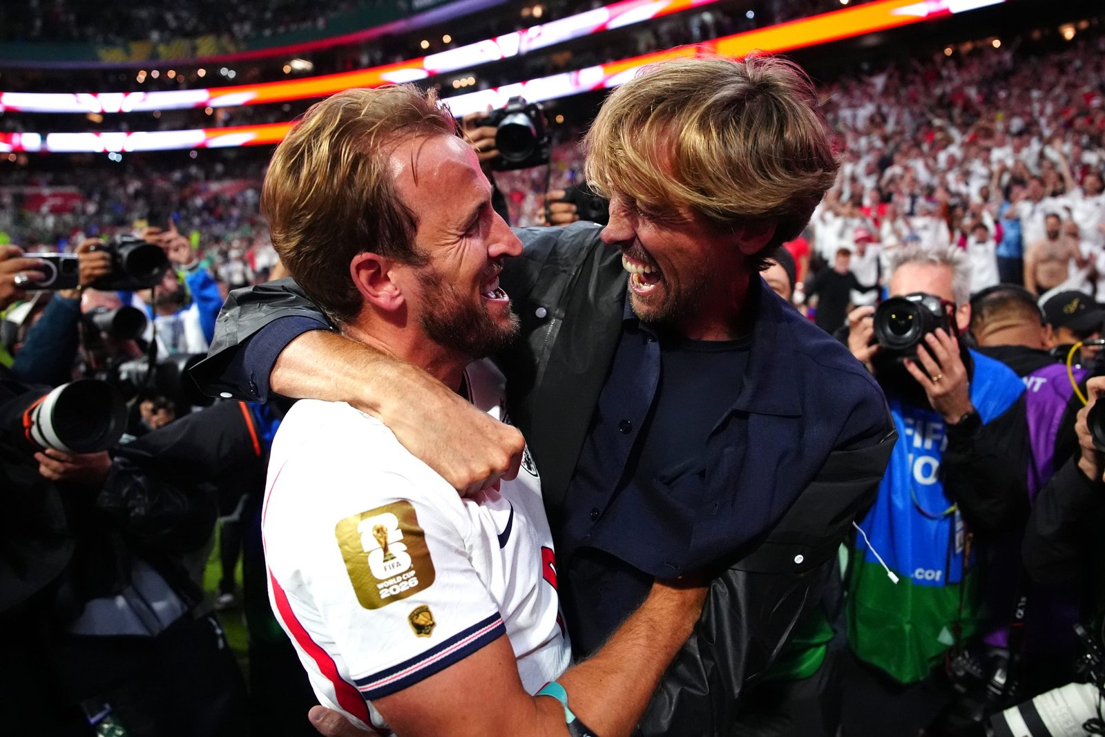 Harry Kane presenta la gorra England Legacy a Peter Crouch durante la visita al campamento de los Tres Leones