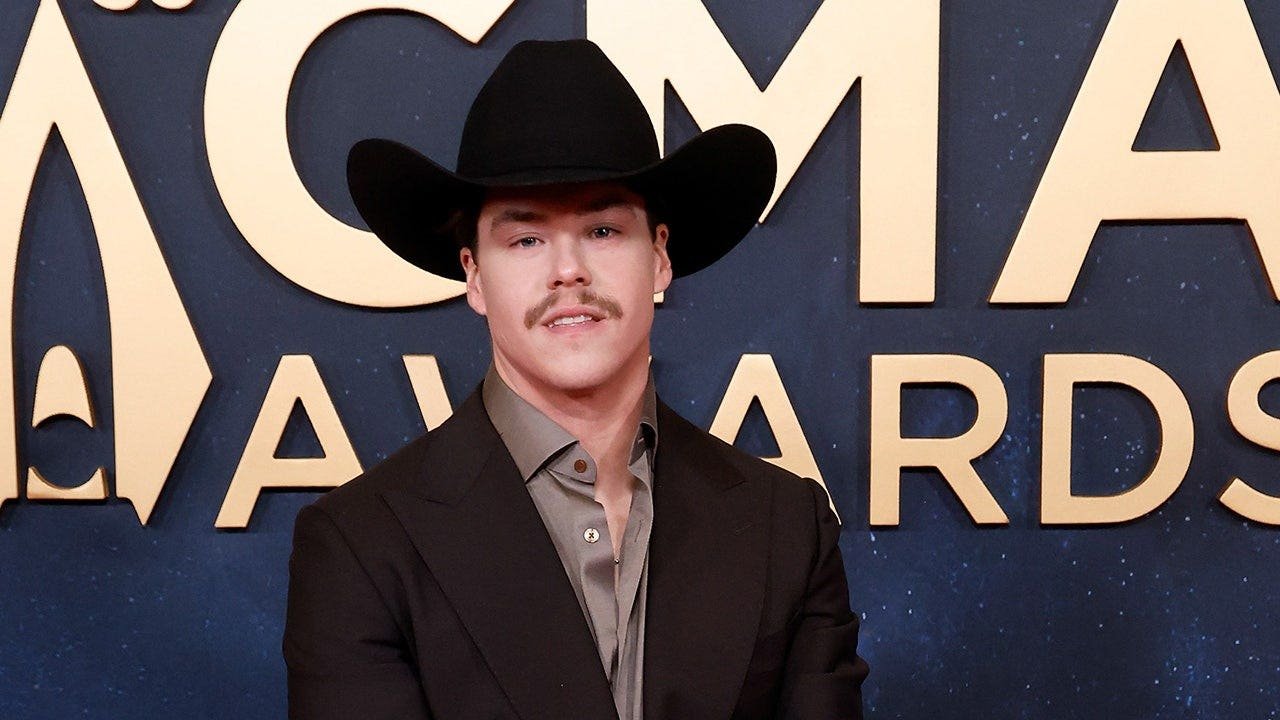 La estrella del country Zach John King cancela dos semanas de espectáculos para lamentar la muerte de su padre